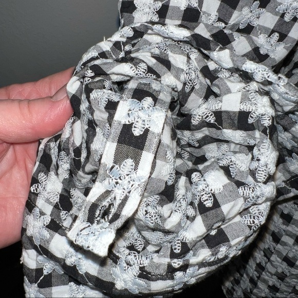 SnoSkins Black and White Button up Top XL - Picture 9 of 13